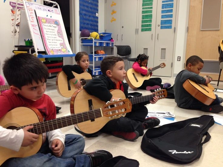 Niño aprendiendo guitarra y teoría musical con clases personalizadas