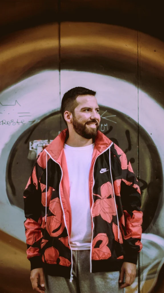 Imagen de Rodrigo Vergara Sepúlveda, productor musical chileno y director del estudio R-Music.Go, posando en su estudio de grabación.